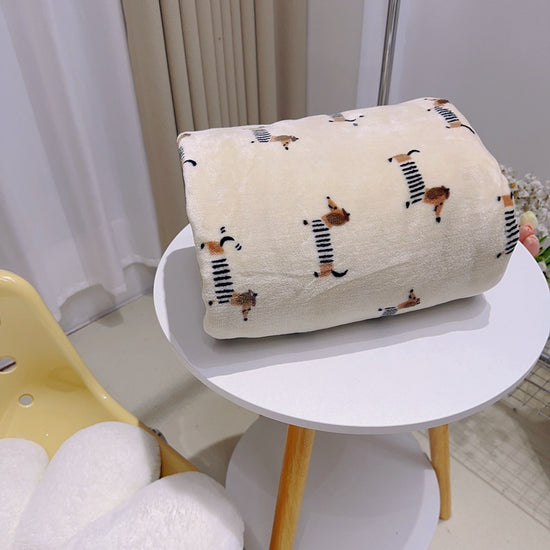Cartoon Sausage Dog Thickened Flannel Casual Blanket – Cozy blanket with a cute cartoon sausage dog pattern, made from thickened flannel for warmth and comfort. Available in various sizes.