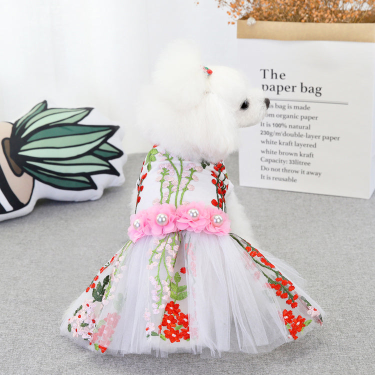 Elegant small pet wedding dress featuring a princess-style dog skirt, perfect for special occasions and adding a touch of sophistication to your pet&